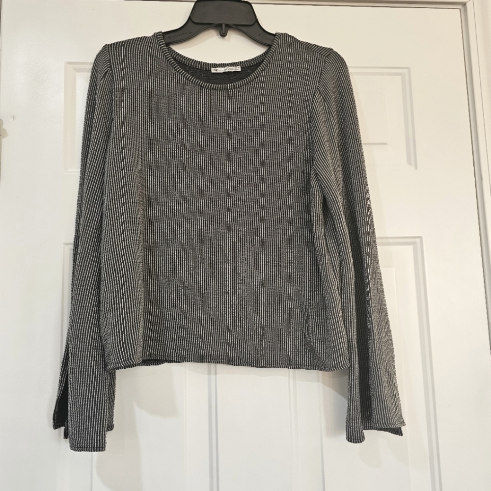 Zara top size medium with split bell sleeves Minimalist Lagon